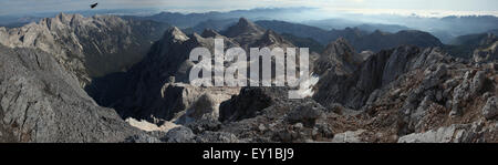 Panorama dalla vetta del Monte Triglav (2,864 m) nelle Alpi Giulie, Slovenia. Montagne nella foto da sinistra a destra: il Vra Foto Stock