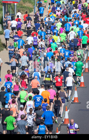 Londra, Regno Unito. 19 Luglio, 2015. Migliaia di corridori partecipano in 10k grande Newham Londra esecuzione in Queen Elizabeth Olympic Park. Tutti i partecipanti hanno avuto la possibilità di terminare la loro corsa all'interno dello stadio, con un grande pubblico il tifo il loro arrivo. La corsa è il primo evento a prendere posto nel primo stadio olimpico dal lavoro di trasformazione ha iniziato a. Credito: Nathaniel Noir/Alamy Live News Foto Stock