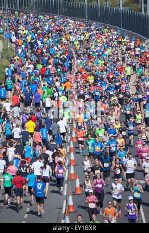 Londra, Regno Unito. 19 Luglio, 2015. Migliaia di corridori partecipano in 10k grande Newham Londra esecuzione in Queen Elizabeth Olympic Park. Tutti i partecipanti hanno avuto la possibilità di terminare la loro corsa all'interno dello stadio, con un grande pubblico il tifo il loro arrivo. La corsa è il primo evento a prendere posto nel primo stadio olimpico dal lavoro di trasformazione ha iniziato a. Credito: Nathaniel Noir/Alamy Live News Foto Stock