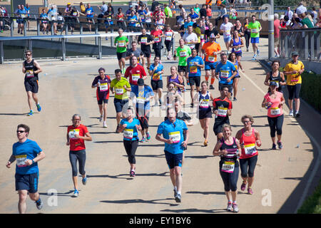 Londra, Regno Unito. 19 Luglio, 2015. Migliaia di corridori partecipano in 10k grande Newham Londra esecuzione in Queen Elizabeth Olympic Park. Tutti i partecipanti hanno avuto la possibilità di terminare la loro corsa all'interno dello stadio, con un grande pubblico il tifo il loro arrivo. La corsa è il primo evento a prendere posto nel primo stadio olimpico dal lavoro di trasformazione ha iniziato a. Credito: Nathaniel Noir/Alamy Live News Foto Stock