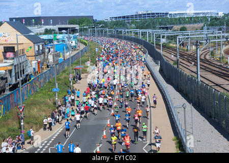 Londra, Regno Unito. 19 Luglio, 2015. Migliaia di corridori partecipano in 10k grande Newham Londra esecuzione in Queen Elizabeth Olympic Park. Tutti i partecipanti hanno avuto la possibilità di terminare la loro corsa all'interno dello stadio, con un grande pubblico il tifo il loro arrivo. La corsa è il primo evento a prendere posto nel primo stadio olimpico dal lavoro di trasformazione ha iniziato a. Credito: Nathaniel Noir/Alamy Live News Foto Stock