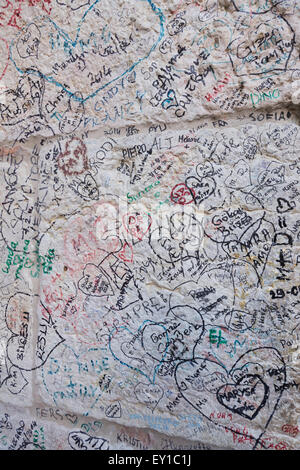 Amore le note a sinistra sulle pareti della Casa di Giulietta "casa di Giulietta", a Verona, Italia Foto Stock