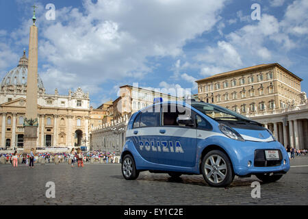 Auto della Polizia sulla piazza di San Pietro in Vaticano Foto Stock