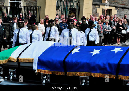 Membri della Irish National Liberation Army (INLA) al funerale di Peggy O'Hara, un prominente repubblicano irlandese. Foto Stock