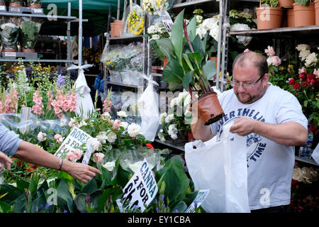 Un venditore in Columbia Road flower market Foto Stock