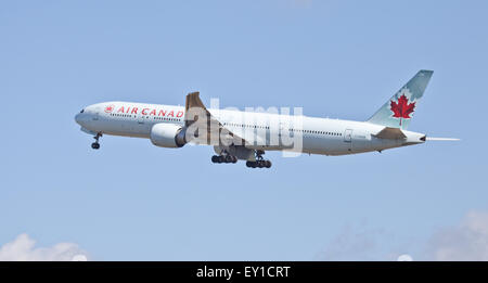 Air Canada Boeing 777 C-FRAM decollo dall aeroporto di Heathrow LHR Foto Stock