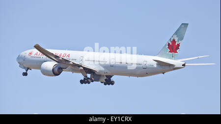 Air Canada Boeing 777 C-FRAM decollo dall aeroporto di Heathrow LHR Foto Stock