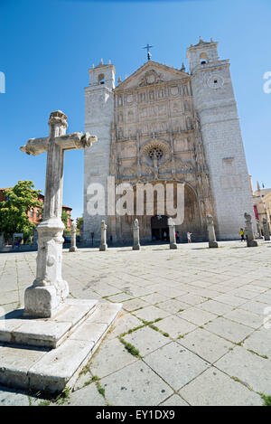 VALLADOLID, Spagna - 19 luglio 2015: persone di fronte alla chiesa di San Paolo sulla Plaza de San Pablo a Valladolid, Spagna Foto Stock