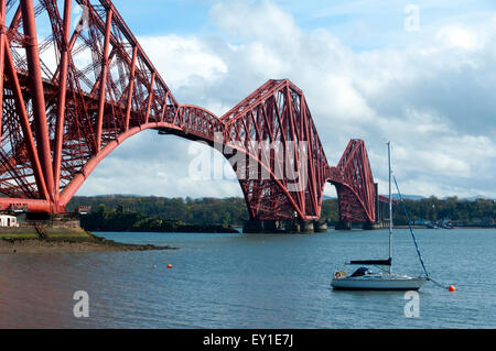 Il Ponte di Forth Rail, sul Firth of Forth, dal North Queensferry, nei pressi di Edimburgo, Scozia, Regno Unito Foto Stock