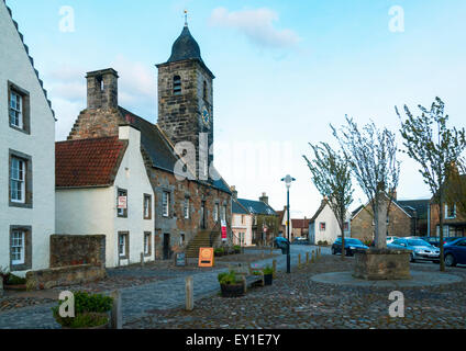 Il centro del villaggio e la casa di città a Culross, Fife, Scozia, Regno Unito Foto Stock