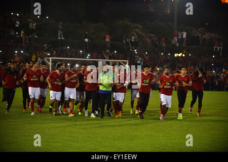 Il Cairo, Egitto. 4 apr, 2014. I giocatori di Al Ahly club di calcio, eseguire durante una stagione di formazione per la preparazione al club di Zamalek, in uno stadio in Cairo Luglio 19, 2015 © Sayed Amr/immagini APA/ZUMA filo/Alamy Live News Foto Stock