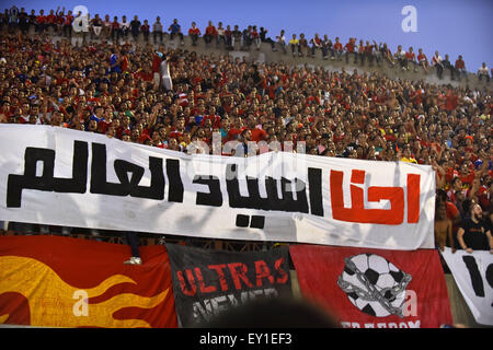 Il Cairo, Egitto. 4 apr, 2014. I fan di Al Ahly club di calcio, noto anche come ''Ultras'', gridare slogan durante una stagione di formazione per la preparazione al club di Zamalek, in uno stadio in Cairo Luglio 19, 2015 © Sayed Amr/immagini APA/ZUMA filo/Alamy Live News Foto Stock