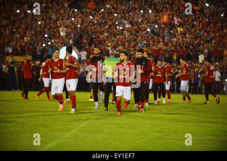 Il Cairo, Egitto. 4 apr, 2014. I giocatori di Al Ahly club di calcio, eseguire durante una stagione di formazione per la preparazione al club di Zamalek, in uno stadio in Cairo Luglio 19, 2015 © Sayed Amr/immagini APA/ZUMA filo/Alamy Live News Foto Stock