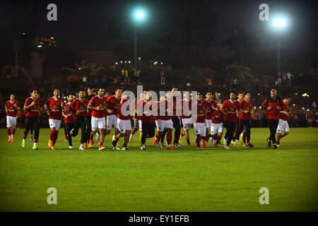 Il Cairo, Egitto. 4 apr, 2014. I giocatori di Al Ahly club di calcio, eseguire durante una stagione di formazione per la preparazione al club di Zamalek, in uno stadio in Cairo Luglio 19, 2015 © Sayed Amr/immagini APA/ZUMA filo/Alamy Live News Foto Stock