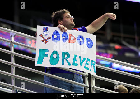 New Orleans, LA, Stati Uniti d'America. 18 Luglio, 2015. New Orleans VooDoo tifosi mostrano il loro supporto di mantenere la squadra a New Orleans durante il gioco tra il New Orleans VooDoo e il Tampa Bay Storm al Smoothie King Center di New Orleans, LA . Steve Dalmado/CSM/Alamy Live News Foto Stock