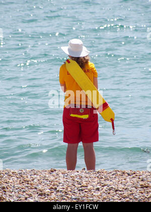 Un bagnino RNLI indossando un cappello per il sole sulla spiaggia di Southsea, Portsmouth Foto Stock