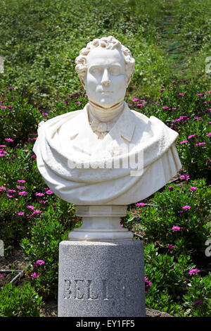 Statua e busto di Vincenzo Bellini, il musicista e compositore operistico da Catania, Sicilia, il busto è in Labertinto Biscart, Foto Stock