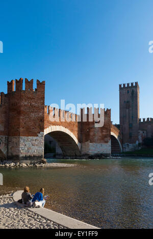 Castelvecchio, o castello antico ponte sul fiume Adige a Verona, Italia settentrionale Foto Stock