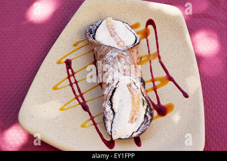 Dolce tipico del sud Italia: cannoli siciliani Foto Stock