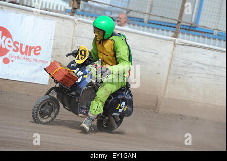 Kings Lynn, Norfolk, Regno Unito. 18/07/2015. Cavaliere vestito come Teenage Mutant Ninja Turtle su uno scooter a sporcizia Quake IV. Foto Stock