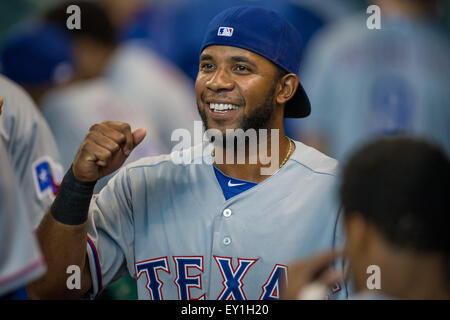 Houston, Texas, Stati Uniti d'America. 19 Luglio, 2015. Texas Rangers interbase Elvis Andrus (1) sorrisi in panchina prima di una Major League Baseball gioco tra Houston Astros e Texas Rangers al Minute Maid Park a Houston, TX. Astros ha vinto 10-0. Credito: Cal Sport Media/Alamy Live News Foto Stock