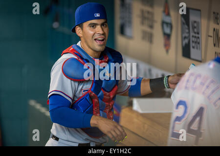 Houston, Texas, Stati Uniti d'America. 19 Luglio, 2015. Texas Rangers catcher Robinson Chirinos (61) sorrisi prima di un Major League Baseball gioco tra Houston Astros e Texas Rangers al Minute Maid Park a Houston, TX. Astros ha vinto 10-0. Credito: Cal Sport Media/Alamy Live News Foto Stock