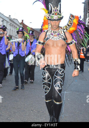 Liverpool, Regno Unito. 18 Luglio, 2015. L'Ottava annuale Brazilica sfilata di carnevale ha visto ad alta energia samba intrattenere le grandi folle che si è rivelato in Liverpool City Centre, la sera di sabato 18 luglio 2015. Credito: Pak Hung Chan/Alamy Live News Foto Stock