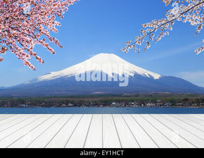 Legno bianco terrazza con il Monte Fuji e fiori di ciliegio Foto Stock