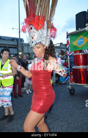 Liverpool, Regno Unito. 18 Luglio, 2015. L'Ottava annuale Brazilica sfilata di carnevale ha visto ad alta energia samba intrattenere le grandi folle che si è rivelato in Liverpool City Centre, la sera di sabato 18 luglio 2015. Credito: Pak Hung Chan/Alamy Live News Foto Stock