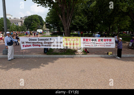 Seguaci di Falun Gong protestando contro il partito comunista cinese - Washington DC, Stati Uniti d'America Foto Stock