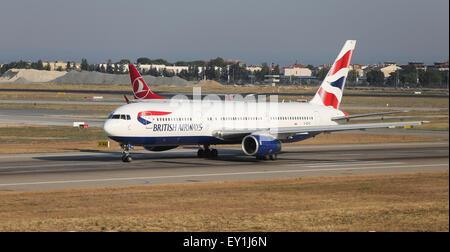 ISTANBUL, Turchia - Luglio 09, 2015: British Airways Boeing 767-336/ER (CN) 29232/708 decolla dall'aeroporto Istanbul Ataturk. BA ho Foto Stock