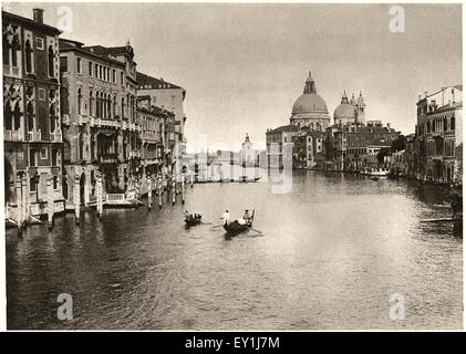 Grand Canal, Basilica di Santa Maria della Salute in background e Dogana di Mare più distante, Venezia, Italia, circa 1910 Foto Stock