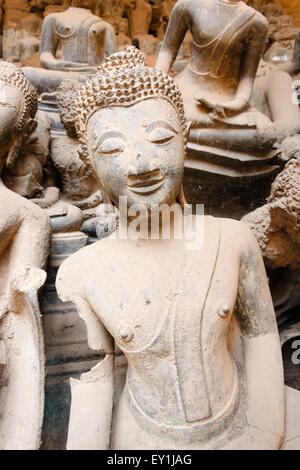 Rotture di statue di Buddha a Wat Sisaket museum, Vientiane, Laos Foto Stock