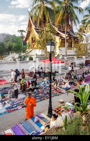 Haw Pha Bang tempio buddista a Haw Kham (Palazzo Reale) complessi e del mercato di notte a Luang Prabang, Laos Foto Stock
