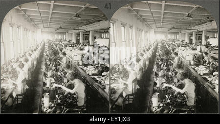 Vista generale di cucitura, camera grande fabbrica di scarpe, Siracusa N.Y., scheda Stereo, circa 1916 Foto Stock