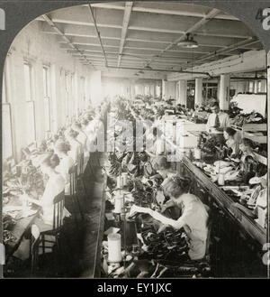 Vista generale di cucitura, camera grande fabbrica di scarpe, Siracusa N.Y., singola immagine della scheda Stereo, circa 1916 Foto Stock