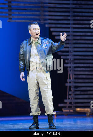 Yuxi, la Cina della provincia dello Yunnan. 19 Luglio, 2015. Un attore compie durante un originale dramma musicale "Mille molle' in Yuxi City, a sud-ovest della Cina di Provincia di Yunnan, luglio 19, 2015. Il dramma racconta la storia di amore del corrispondente di guerra Anna Chan Chennault (Chen Xiangmei) e le famose tigri volanti comandante tenente generale Claire Lee Chennault. © Lyu Shuai/Xinhua/Alamy Live News Foto Stock