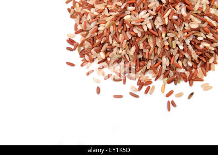 Riso lavorato imperfettamente pulito su sfondo bianco Foto Stock