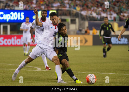 Met Life Stadium, East Rutherford, NJ, Stati Uniti d'America. 19 Luglio, 2015. Messico avanti Oribe Peralta (19) è spinto dal Costa Rica defender Giancarlo Gonzalez (3) durante i quarti di finale della CONCACAF Gold Cup match tra Messico e Costa Rica a Met Life Stadium, East Rutherford, NJ. Il Messico ha sconfitto il Costa Rica 1-0 nell'ultimo minuto del tempo supplementare. Credito: Kostas Lymperopoulos/CSM/Alamy Live News Foto Stock