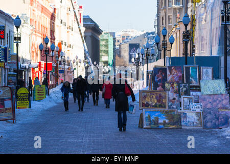 Arbat street di Mosca nella stagione invernale. Popolare strada pedonale - attrazione turistica. La vendita di belle arti di Mosca Foto Stock