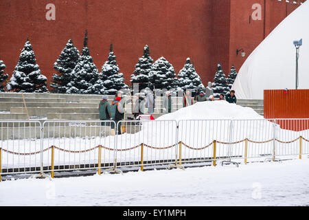 I lavoratori a rimuovere la neve dalla Piazza Rossa di Mosca. Coperchio protettivo sopra il mausoleo di Lenin (in riparazione nel 2013) Foto Stock