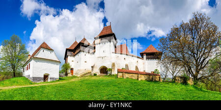 Transilvania, Romania. Immagine della chiesa fortificata di Viscri, nonché patrimonio dell'UNESCO, tedesco landmark in rumeno di paese. Foto Stock