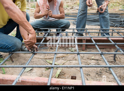 I lavoratori sono la preparazione di poli in acciaio per la costruzione di casa Foto Stock