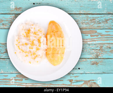 Deliziosi mango con riso appiccicoso sul tavolo Foto Stock