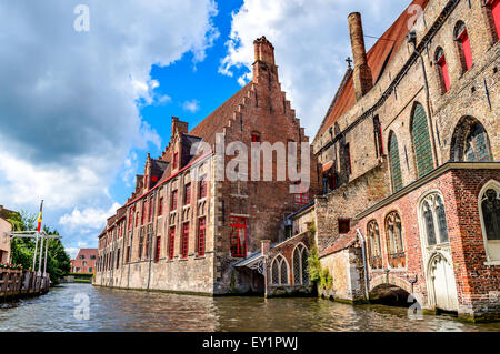 Bruges Bruges, Belgio. Scenario estivo con stile gotico case di il Sint-Janshospitaal e canale d'acqua nelle Fiandre medievale. Foto Stock