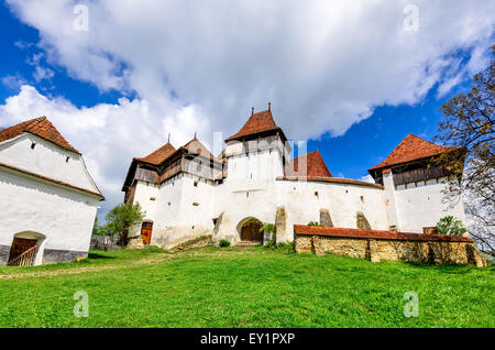 Transilvania, Romania. Immagine della chiesa fortificata di Viscri, nonché patrimonio dell'UNESCO, tedesco landmark in rumeno di paese. Foto Stock