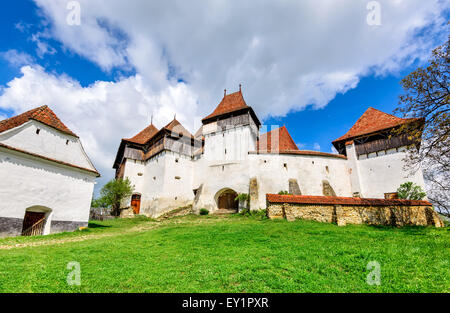 Transilvania, Romania. Immagine della chiesa fortificata di Viscri, nonché patrimonio dell'UNESCO, tedesco landmark in rumeno di paese. Foto Stock