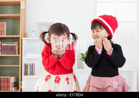 Poco ragazze sorridenti felicemente insieme, Foto Stock