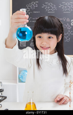 Ragazza con la vetreria e guardando lontano con il sorriso Foto Stock