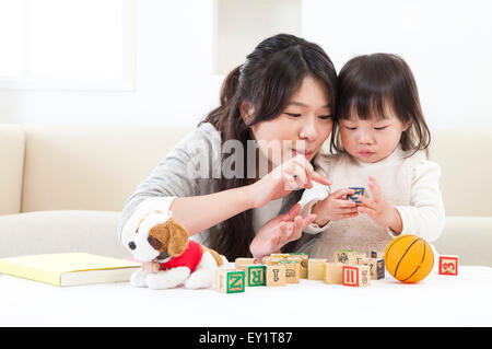 La madre e la bambina gioca blocchi insieme, Foto Stock